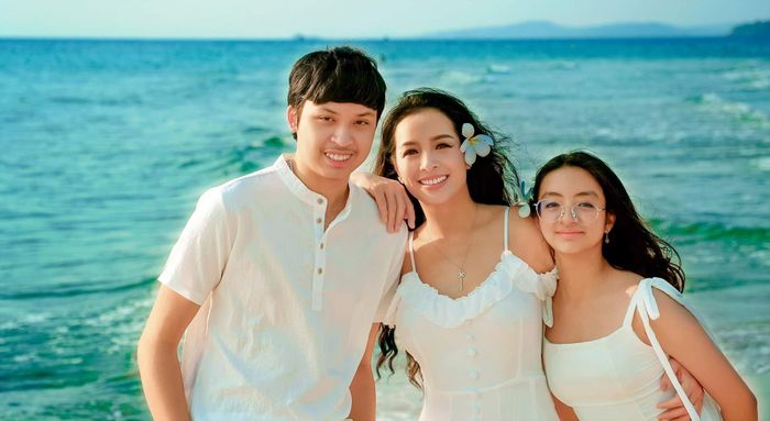 Cựu người mẫu Thúy Hằng bên hai con.