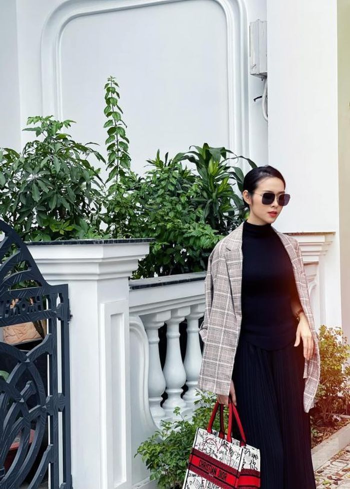 "Xinh đẹp thật sự rất có lợi. Tuy nhiên, để đi đường dài, phụ nữ cần trí tuệ. Cách để bản thân bớt là hạn hẹp là hãy vừa đọc, vừa học, vừa ngẫm, vừa trao đổi!", Diệp Bảo Ngọc viết.