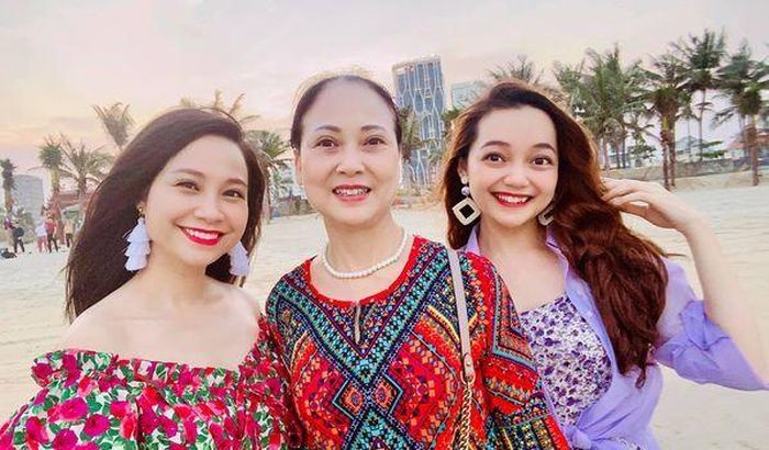 MC Mỹ Lan cùng mẹ và em gái du lịch Đà Nẵng.