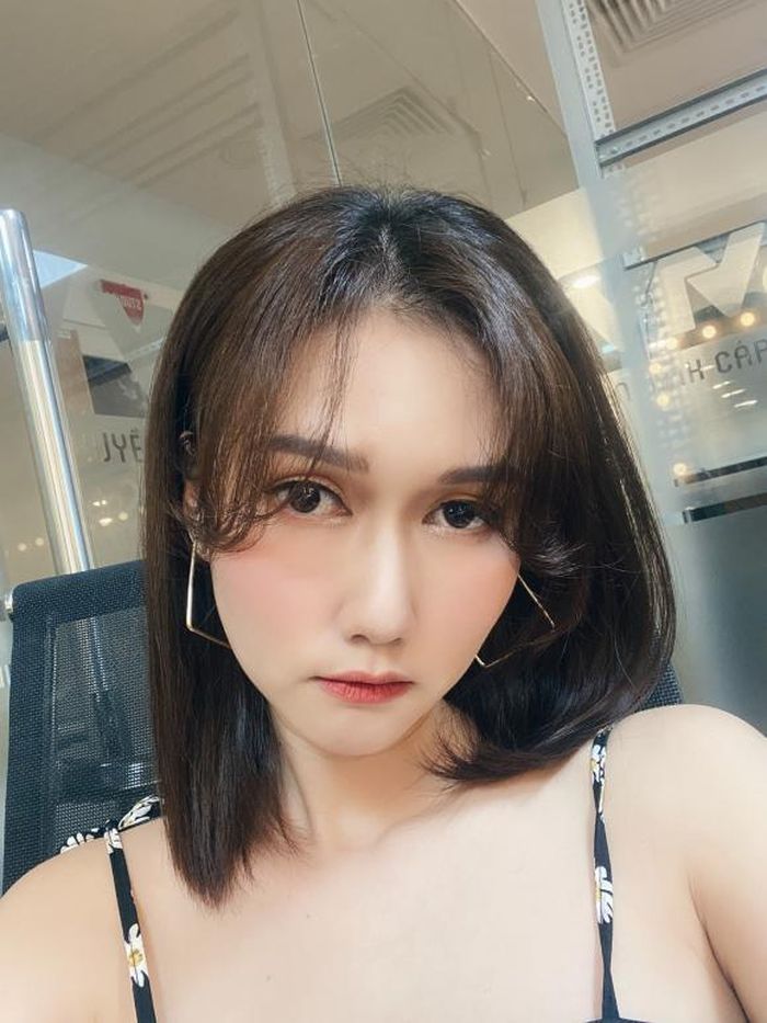 Diễn viên Hương Giang chia sẻ: "Nghỉ làm làm 1 tuần cảm giác nghèo hẳn đi rồi huhu. Hờn quá".