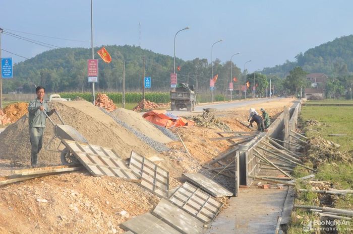 Xây dựng công trình hạ tầng kỹ thuật ở xã Tân Sơn (Đô Lương). Ảnh: P.V