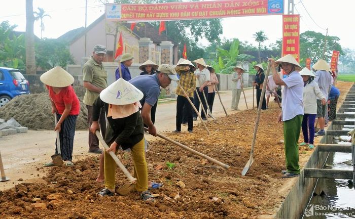 Người dân Đô Lương tham gia làm đường giao thông nông thôn. Ảnh P.V