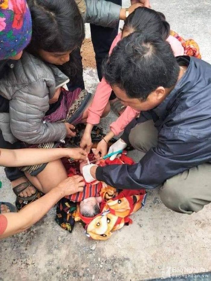 Anh Lô Văn Toán (ngoài cùng bên phải) và người dân hỗ trợ đỡ đẻ cho chị Moong Thị Mai. Ảnh: CSCC