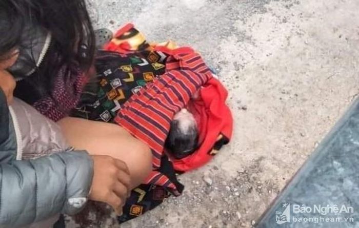 Cháu bé ra đời ngay bên lề đường. Ảnh: CSCC