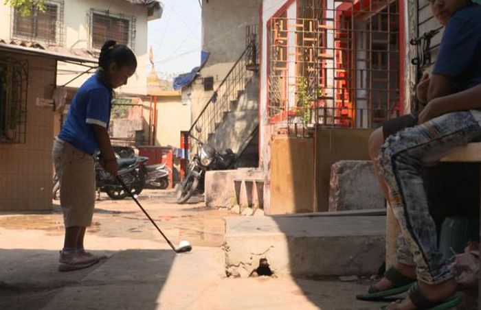 Mehboobani còn dạy con gái chơi golf tại khu ổ chuột từ khi cô bé mới 5 tuổi. Anh hy vọng rằng việc chơi golf từ nhỏ trên các con phố sẽ hỗ trợ nhiều cho con gái của anh khi theo đuổi môn thể thao này trong tương lai. Ảnh: CNN
