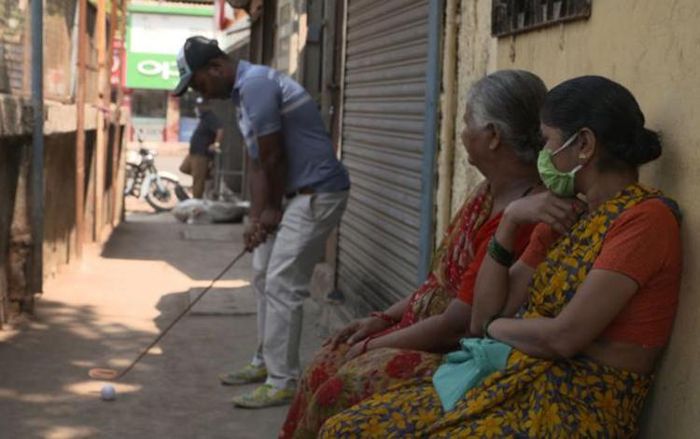 Mehboobani khi chơi golf trong ngõ ngách khu ổ chuột Chembur. Ảnh: CNN