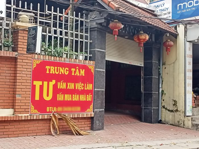 Các biển chào bán đất mới tinh được treo dọc đường khu vực huyện Đông Anh.