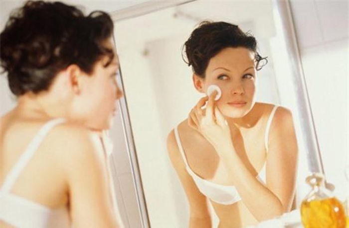 Tẩy trang bằng dầu oliu giúp bạn phục hồi da.