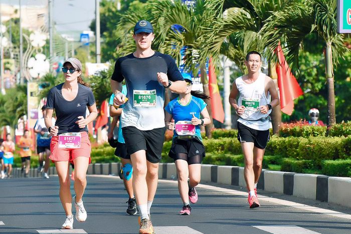 Nhiều VĐV người nước ngoài cũng tham gia giải chạy Báo Tiền Phong. Ảnh: Đức Thụy