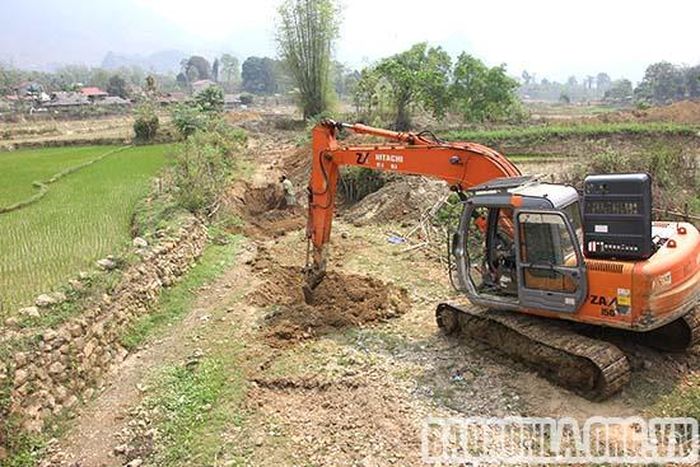 Người dân bản Lứa, xã Pi Toong (Mường La) dùng máy xúc tìm nguồn nước để sản xuất.