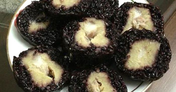Bánh chưng cẩm thơm ngon, gợi nhớ.