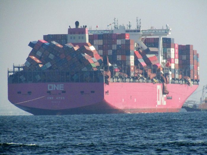  Tàu chở hàng ONE Apus gặp sự cố khiến hơn 1.800 container rơi xuống biển. Sự cố này cũng khiến hàng của Apple đi trên tàu tới đích chậm một tháng. Ảnh: Twitter. 
