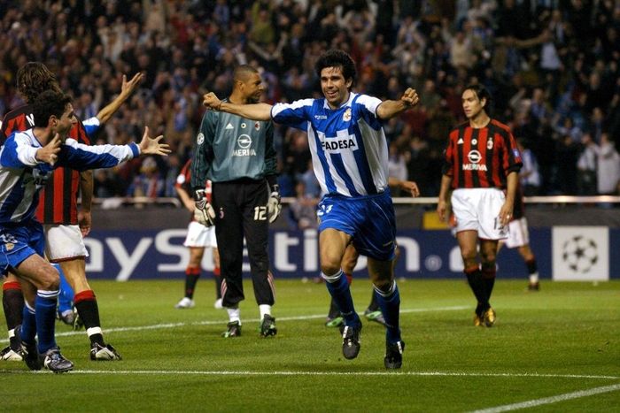  "Super Depor" liên tục tạo ra cú sốc. Đỉnh điểm là cuộc lội ngược dòng không tưởng trước AC Milan ở tứ kết Champions League 2003/04. Deportivo thua 1-4 trên đất Italy trước khi vùi dập nhà ĐKVĐ châu Âu 4-0 ở lượt về. Joan Valeron là ngôi sao sáng nhất của Deportivo lúc này, bên cạnh Diego Tristan, Walter Pandiani... 