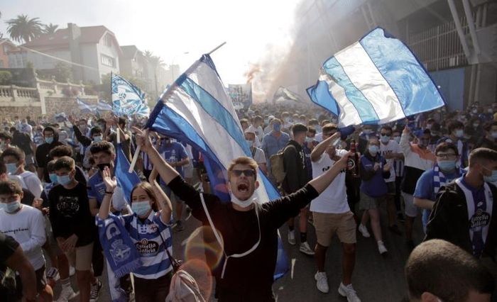  Deportivo tụt xuống hạng Ba Tây Ban Nha vào năm ngoái. Nhiều CĐV lao ra đường phản đối khi Deportivo không được đá trận quyết định vì ảnh hưởng của dịch Covid-19, trong khi hai đối thủ cạnh tranh trực tiếp đều thi đấu và giành chiến thắng. Tuy nhiên, mọi chuyện không thay đổi, Deportivo vẫn phải xuống hạng. 