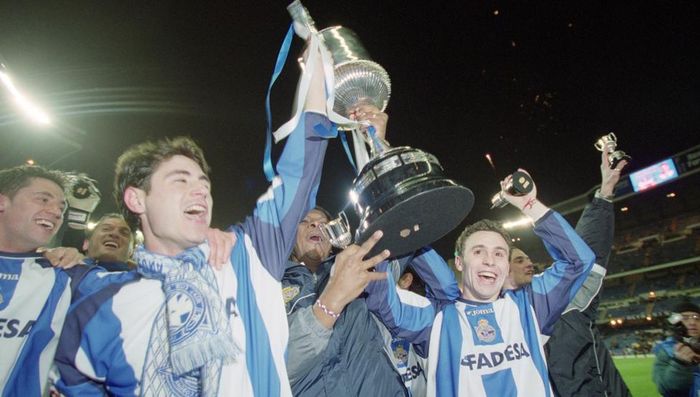  Ngày 6/3/2002, Deportivo tạo ra cơn địa chấn Centenariazo trước Real Madrid trong trận chung kết Copa del Rey. Real Madrid với dàn sao Zidane, Figo, Raul... được kỳ vọng sẽ giành chức vô địch vào ngày kỷ niệm 100 năm thành lập CLB, và trong cả lần thứ 100 Copa del Rey được tổ chức. Trận đấu thậm chí được tổ chức tại Bernabeu, song Deportivo phá hỏng ngày vinh quang của Real với chiến thắng 2-1. 