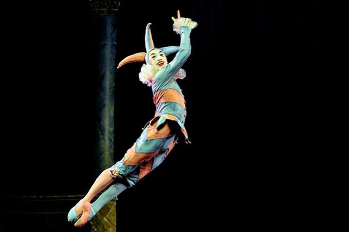  "Trong khi các nền văn hóa khác trên thế giới cũng có các lễ kỷ niệm cùng thời điểm với Cá tháng Tư như ngày lễ Holi của người Hindu và ngày lễ Purim của người Do Thái. Tuy nhiên, việc tập trung vào trò đùa, chơi khăm trong ngày 1/4 vẫn phổ biến hơn cả ở châu Âu và Bắc Mỹ", ông Bronner nói. 