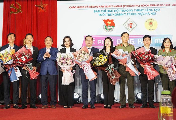 Tặng hoa chúc mừng Ban Chỉ đạo Hội thao Kỹ thuật sáng tạo tuổi trẻ ngành Y tế khu vực Hà Nội lần thứ 29
