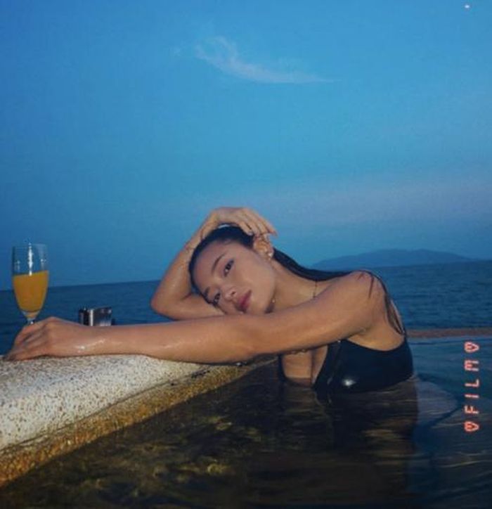 Có vẻ như sau khi "sa vào lưới tình" của BinZ thì fashionista Châu Bùi hiếm khi diện những bộ cánh như bikini. Tuy nhiên mỗi lần cô nàng lên sóng khoe đường cong nóng bỏng lại khiến dân tình được phen "đổ đứ đừ" bởi thân hình nuột nà của mình.