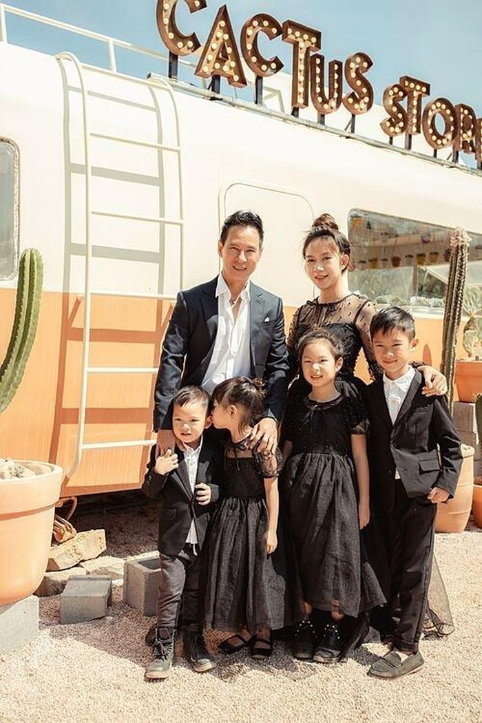 "Kỷ niệm sinh nhật mẹ Hà 36 tuổi, cả nhà chụp hình cùng nhau. Dù đã hết sức cố gắng nhưng mỗi người vẫn nhìn về một hướng", ca sĩ Lý Hải chia sẻ.