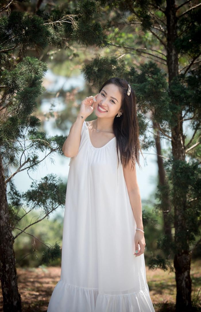 MC Thanh Vân xinh tươi với váy trắng. 