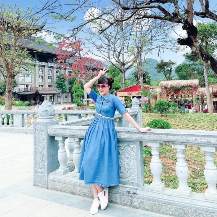 Nghệ sĩ Vân Dung viết: "Hôm nay mặc áo xanh dương/Mong rằng ai đó yêu thương thật nhiều".