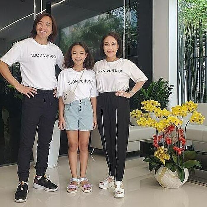 Vợ chồng Việt Hương cùng con gái lên đồ đi chơi.