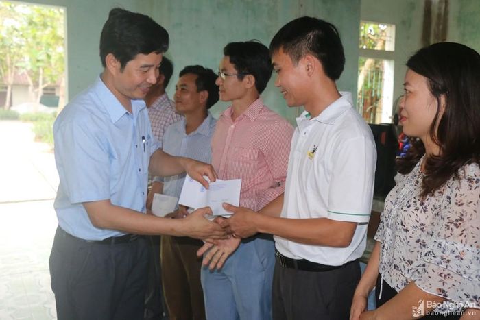 Ông Đặng Văn Hải - Chủ tịch Công đoàn Giáo dục tỉnh trao quà hỗ trợ cho các giáo viên ngoài công lập. Ảnh tư liệu