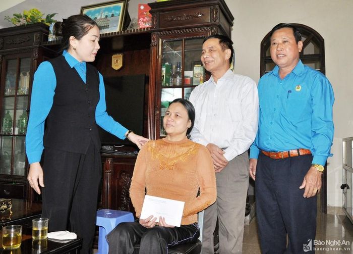 Lãnh đạo Liên đoàn Lao động tỉnh tặng quà hỗ trợ người bị tai nạn lao động. Ảnh tư liệu: Công Kiên
