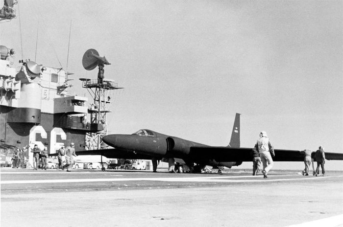 Mỹ từng triển khai máy bay do thám U-2 từ tàu sân bay. Ảnh: War is Boring.