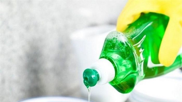  Nước rửa bát giúp bạn tẩy quần áo.