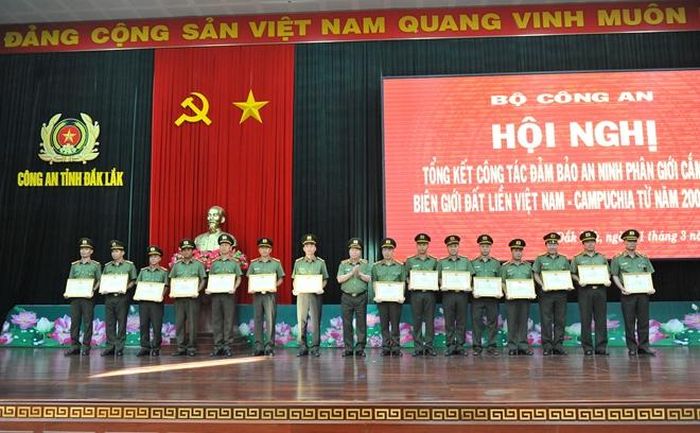 Thứ trưởng Bùi Văn Nam trao Bằng khen của Bộ Công an tặng các cá nhân, tập thể