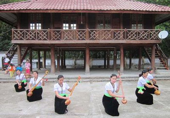 Biểu diễn văn nghệ bên nhà sàn của đồng bào Thái. Ảnh: Phương Lan.