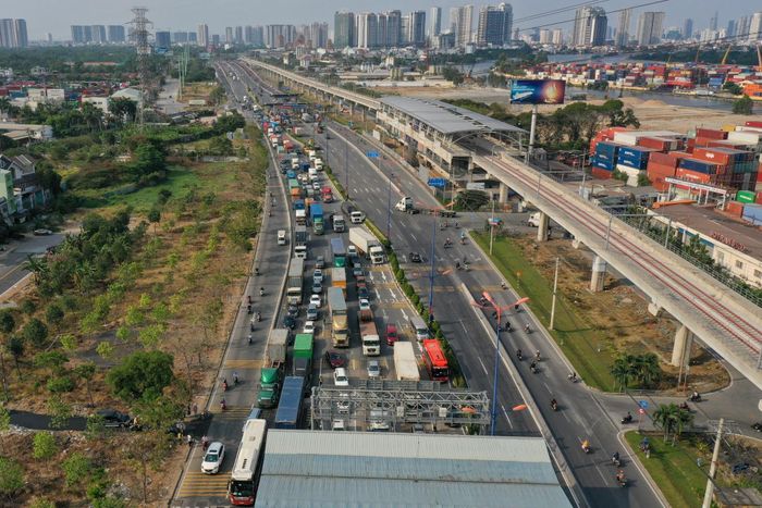 Xa lộ Hà Nội kéo dài từ cầu Sài Gòn đến ngã ba Tân Vạn có tổng mức đầu tư khoảng 5.700 tỷ đồng, khởi công từ năm 2010. Khi hoàn thành, dự án mở rộng lên 16 làn xe, gồm 8 làn ôtô trên trục chính và 8 làn xe chạy đường song hành.