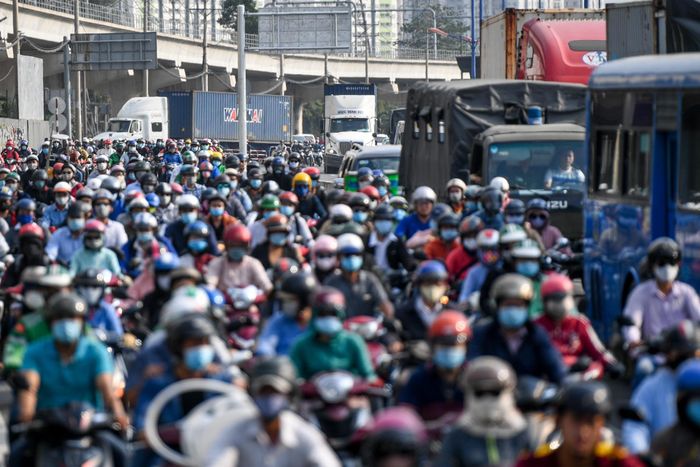 Nhiều ôtô dừng chờ khiến làn hỗn hợp hướng từ TP Thủ Đức vào TP.HCM kẹt xe kéo dài.