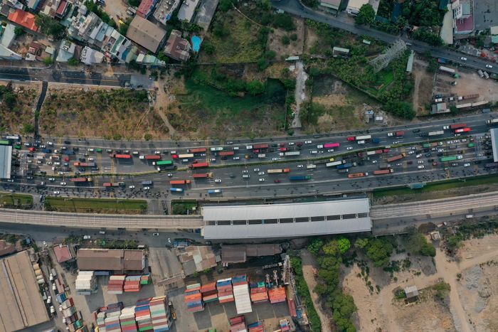 BOT xa lộ Hà Nội có 4 làn thu phí tự động ETC, 4 làn thu phí hỗn hợp và 8 làn thu phí một dừng MTC. Ôtô xếp hàng dài trong giờ cao điểm sáng 1/4.