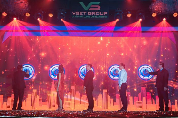  Ban lãnh đạo và khách mời của tập đoàn VsetGroup nhấn nút tái tạo tại sự kiện. 