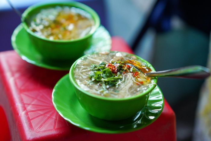  Hơn 2 thập kỷ qua, tiệm súp cua Nhà thờ Đức Bà vẫn luôn là điểm đến yêu thích của nhiều thực khách nhờ hương vị thơm ngon, chất lượng không thay đổi sau bao năm buôn bán. Một chén súp nóng đầy đủ có giá 20.000 đồng, gồm các thành phần như cua lột, bột năng, nấm đông cô, nấm tuyết, trứng cút, trứng bắc thảo và nhiều loại gia vị. Vợ anh Tâm tiết lộ công thức nấu súp này được mẹ chồng chị lưu giữ từ năm 1993, nay truyền lại cho hai vợ chồng kinh doanh. 