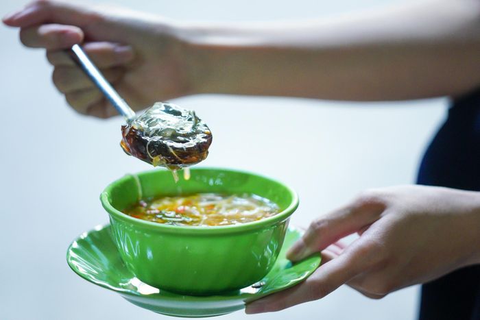  Ngày nào cũng vậy, vợ chồng chủ quán luôn dậy từ 5h, đi chợ sớm để chọn lựa những nguyên liệu tươi ngon nhất, sau đó chở hàng từ nhà ở quận Phú Nhuận tới điểm bán. "Buôn bán hàng ăn không đơn giản. Sáng dậy sớm, trưa cũng phải đợi vãn khách mới có thể nghỉ tay rồi lại tất bật tới tối. Hồi mới tiếp quản quán từ mẹ chồng, vợ chồng tui thấy khá vất vả vì chưa quen. Còn giờ thì khác rồi", bà chủ kể lại. 