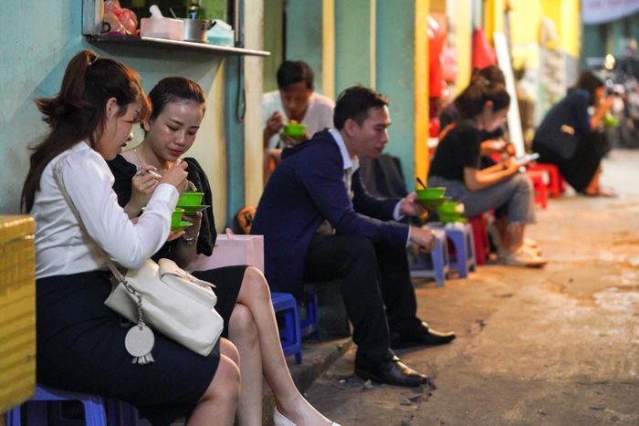  Vợ anh Tâm nói rằng do buôn bán dọc hai bên hẻm, không phải chỗ nào cũng có mái che. Mỗi lần trời mưa, thực khách đều phải ngồi nép vào trong, song khó tránh khỏi việc bị hắt tới. Dù vậy, hiếm ai lên tiếng than phiền vì đa số đều là "khách ruột" và các bạn trẻ tò mò. Ngoài ra, tiệm cũng có nhiều khách hàng mua mang về, tránh được tình trạng ngồi chờ quá lâu. 