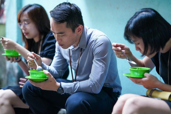  Nhờ địa điểm ở khu vực trung tâm, giá cả phải chăng và nức tiếng lâu đời, tiệm súp cua của gia đình anh Tâm nhận được nhiều tình cảm từ người dân Sài thành. Anh Tài, chuyên viên văn phòng thế hệ 8X, là một trong những thực khách thường xuyên ghé quán. "Mình thấy súp cua ở đây khá ngon, giá tiền tương xứng với địa điểm kinh doanh ở ngay trung tâm thành phố. Xế chiều đói bụng, ăn một chén như vậy là đủ sức làm việc tới tối rồi", anh nói. 