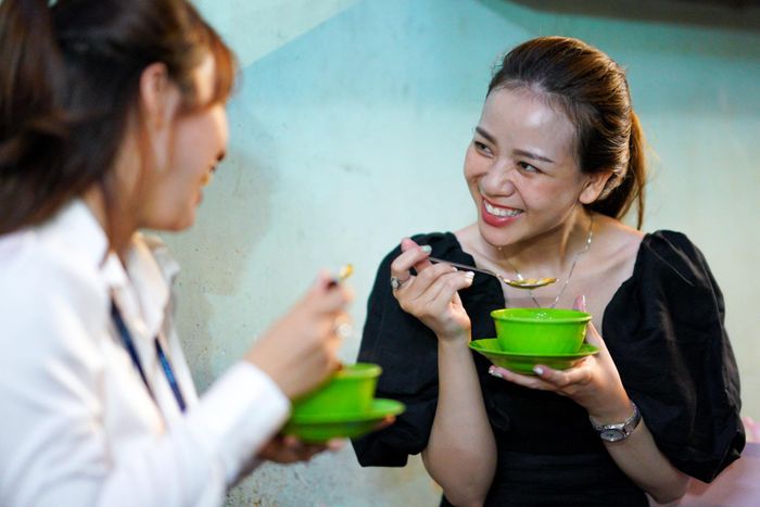  Chị Lê Vy (29 tuổi, trú tại quận Phú Nhuận) tự nhận mình là một trong số "khách ruột" của tiệm ăn nhà anh Tâm. 10 năm trước, khi còn học cấp 3, chị thường xuyên qua đây ăn. Giờ đây, thỉnh thoảng chị vẫn ghé quán ăn súp cua cùng bạn bè. "Điểm khiến mình mê nhất ở chén súp này là trứng bắc thảo. Nhiều người có thể ăn không quen, nhưng mình thì rất ưng hương vị bùi bùi, dẻo dẻo của nó", nữ tiếp viên hàng không kể. 