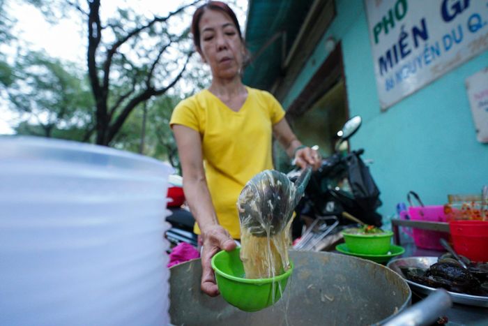  7-8 năm trước, do lượng thực khách tìm tới tiệm ăn ngày càng đông, vợ chồng anh Tâm quyết định chuyển địa điểm buôn bán về đường Nguyễn Du như hiện tại. Từ đó tới nay, tiệm súp cua Nhà thờ Đức Bà vẫn chỉ gói gọn bằng một chiếc xe hàng, hai dãy ghế nhựa đặt sát hai bên hẻm cho khách ăn tại chỗ. 