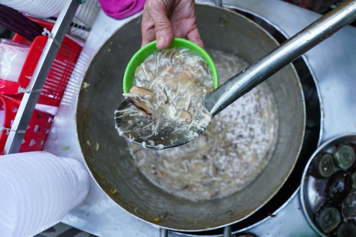  Hàng ngày, tiệm bắt đầu buôn bán từ 10h30 đến 21h hoặc tới khi hết hàng. Suốt khoảng thời gian đó, vợ anh Tâm và một nhân viên luôn trong trạng thái tất bật, từ khâu dọn hàng, chuẩn bị nguyên liệu, thay nồi súp cho tới phục vụ thực khách mua về và dùng tại chỗ. "Buổi sáng, chồng tui còn phải đi giao hàng, chạy xe kiếm thêm nên chỉ có thể xuống phụ tầm chiều. Vì thế, tui phải quán xuyến khá nhiều việc, bận lắm!", bà chủ chia sẻ. 