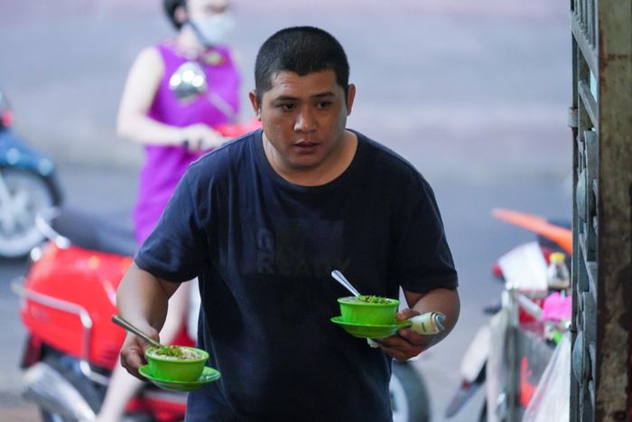  Khoảng 17h, tiệm súp cua của vợ chồng anh Tâm bắt đầu đông đúc hẳn lên. Anh Tâm (38 tuổi), kịp kết thúc công việc buổi sáng để qua phụ vợ buôn bán. Vừa tới nơi, ông chủ nhanh chóng tiếp đón khách hàng, nghe gọi món và bưng súp. "Ngày xưa cũng thường xuống đỡ má buôn bán, làm vài việc vặt, nhưng khi chính tay quán xuyến chỗ này mới thấy vất vả. Giờ quen rồi, khách ăn hài lòng là tui vui", người đàn ông này nói. 