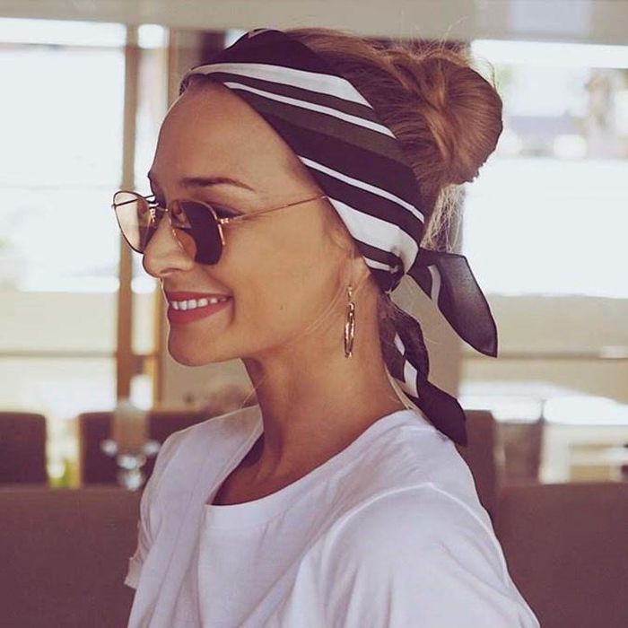 Ví dụ, một chiếc khăn độc đáo sẽ phù hợp với trang phục cơ bản hoặc đơn sắc. Trong khi đó, một bộ đồ màu mè hoặc kiểu cách chỉ đẹp mắt khi diện cùng khăn lụa họa tiết đơn giản. Ảnh: How to wear.