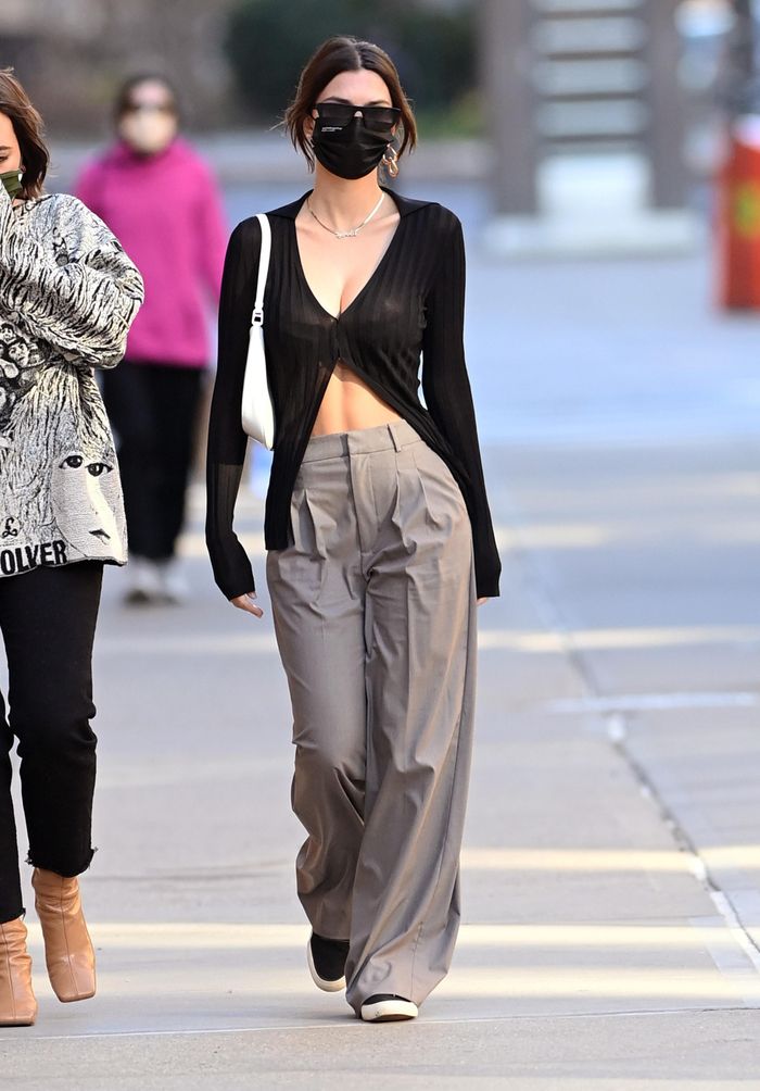 Vốn theo đuổi phong cách gợi cảm, Emily Ratajkowski chăm mặc bikini, váy áo cut-out. Nữ người mẫu chào đón con đầu lòng vào ngày 8/3. Sau vài tuần sinh con, Ratajkowski lấy lại vóc dáng thon gọn nhanh chóng. Cô xuất hiện trên phố trong mẫu áo cardigan trễ nải khoe vòng 2, theo Vogue. Chân dài người Mỹ diện kèm quần ống rộng cạp cao, đi giày sneakers cổ thấp. Cô hoàn thiện set đồ bằng túi đeo vai nhỏ gọn. Ảnh: Emrata, SplashNews.
