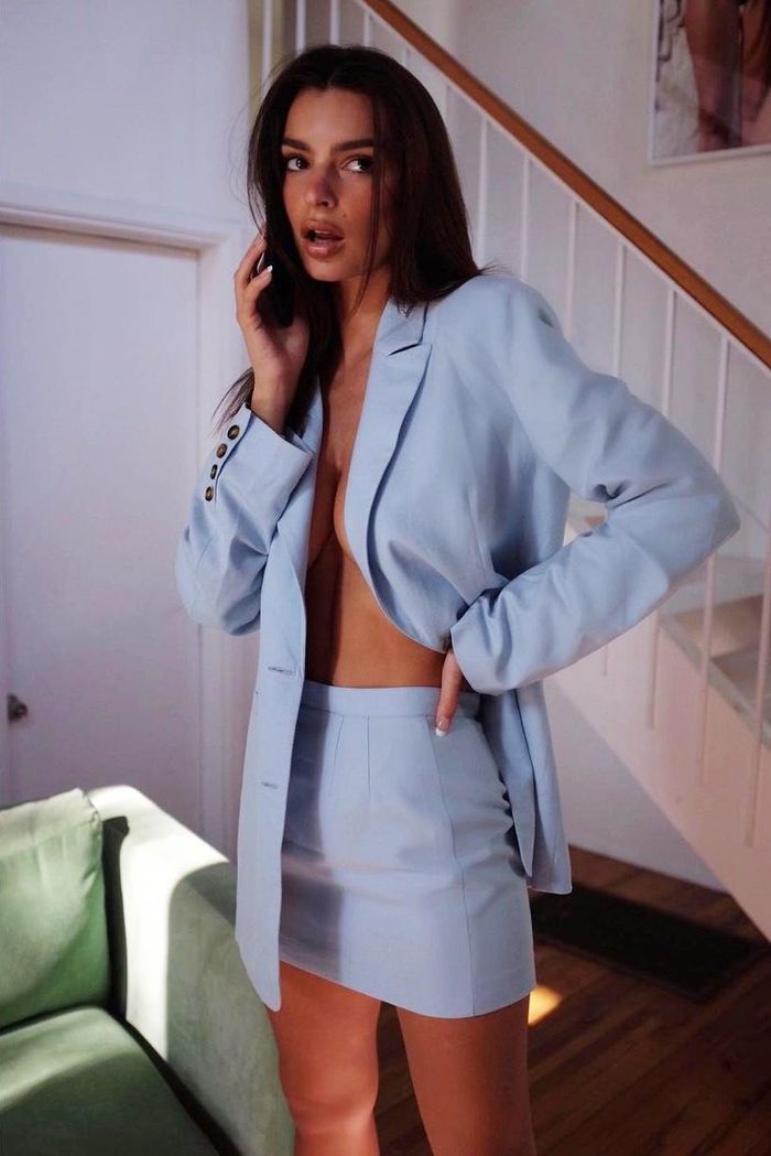Emily Ratajkowski mặc áo blazer kèm chân váy mini nhằm tôn đường cong. Chân dài sinh năm 1991 thừa nhận không phải là người cuồng tập thể dục. Tuy vậy, cô thường xuyên vận động ngoài trời nhằm hạn chế tích tụ năng lượng dư thừa. "Tôi thực sự thích ra ngoài và tập yoga. Tôi cũng đi bộ đường dài nhiều ở Los Angeles, Mỹ", người đẹp chia sẻ trên InStyle. Ảnh: Emrata.