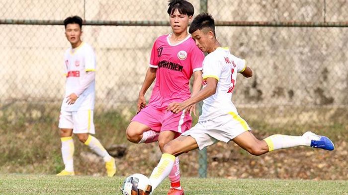 U19 Hà Nội FC (trắng) vất vả mới cầm hòa U19 Sài Gòn FC ở trận khai màn bảng B. Ảnh: Khả Hòa