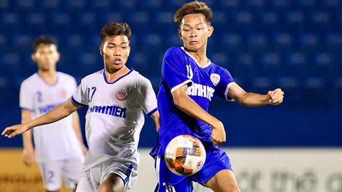 U19 An Giang (xanh) chiếm ngôi đầu bảng B sau lượt 1 bằng chiến thắng 2-1 trước U19 Quảng Nam. Ảnh: Khả Hòa