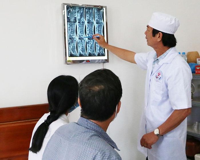 Lương y Lê Duy Năm đang tư vấn cho bệnh nhân.